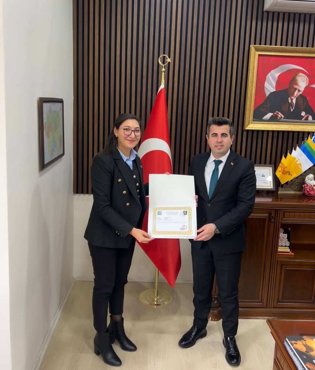 Kaymakamımız Sayın Furkan ÖZTÜRK, Gün Sazak Hastanesi Başhekimi Kader Güler MEMİŞ'e Başarı Belgesi Takdim Etti