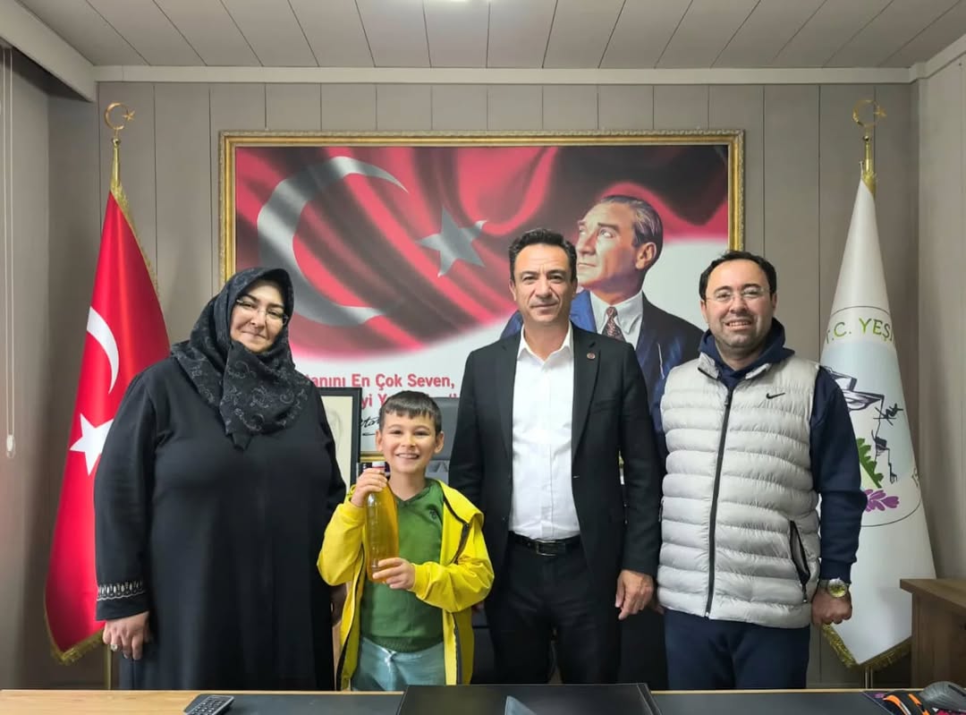 Yeşilova Belediyesi'ne Doğal Zeytinyağı Hediye Edildi