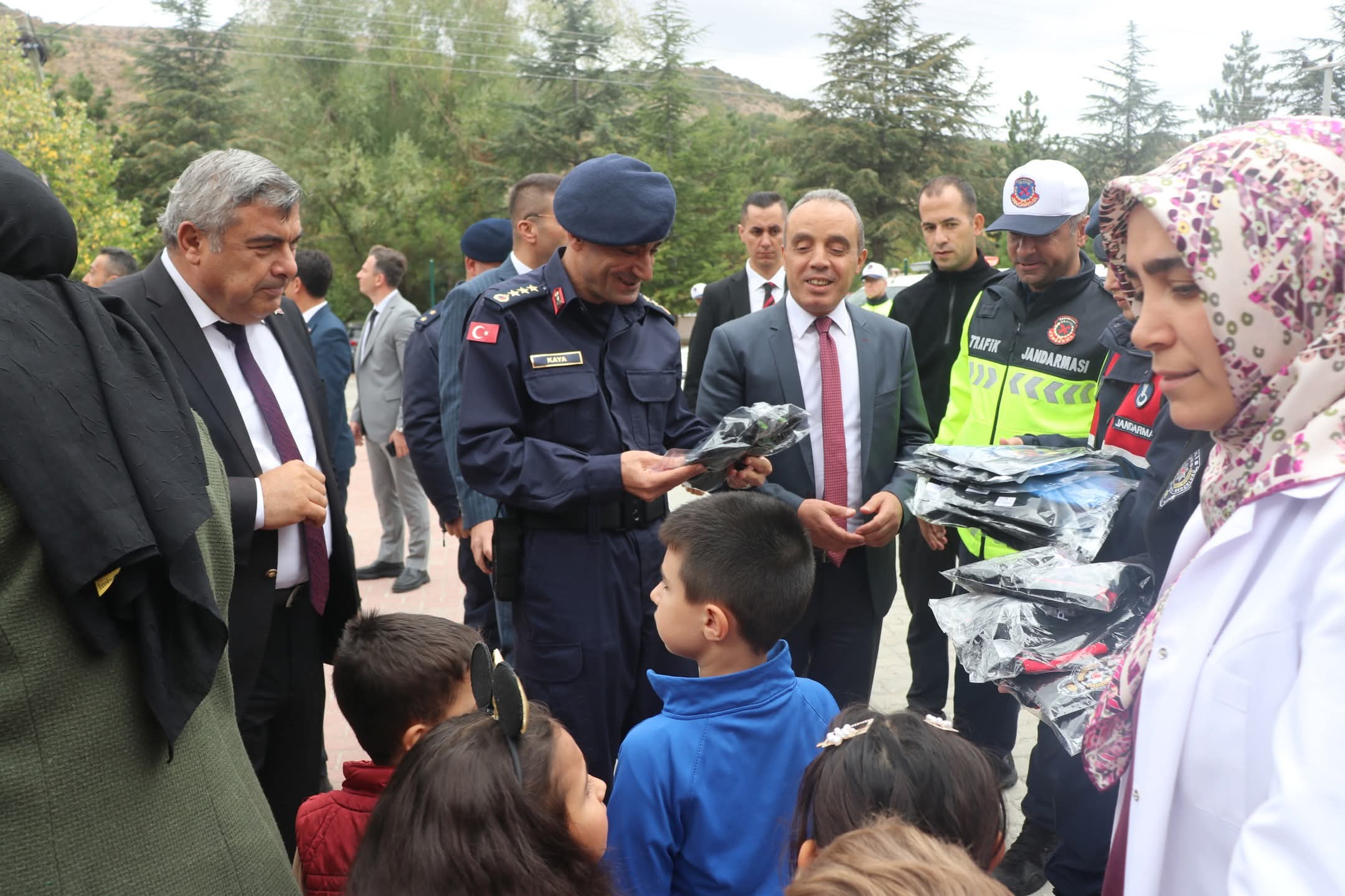 Büyükkalecik İlkokulu’nda Minik Öğrencilere Jandarma ve Polis Üniforması Dağıtıldı
