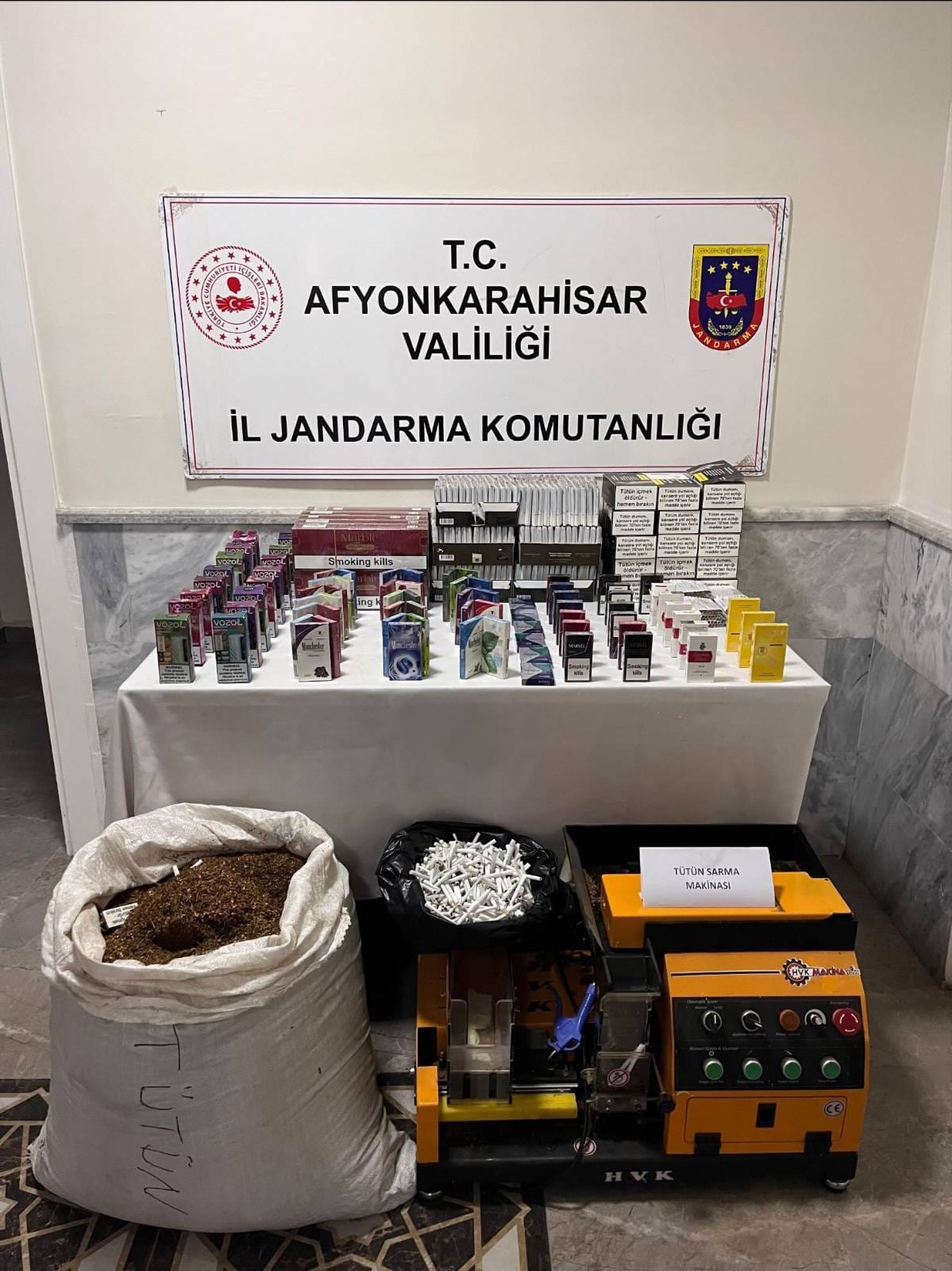 Afyonkarahisar'da Kaçak Tütün Operasyonu: Binlerce Makaron ve Bandrolsuz Sigara Ele Geçirildi