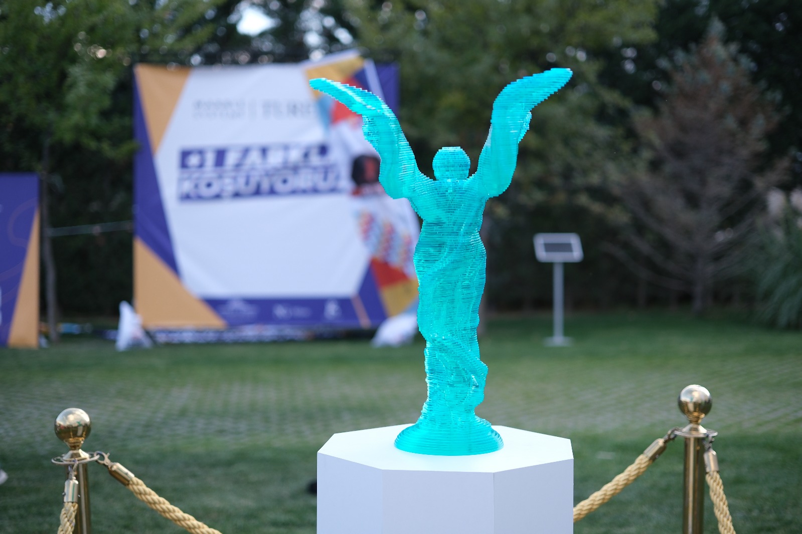 Alperen Özdemir ve Ahmet Erdem Gökçe’den 250 Parçalık Işıkla Etkileşimli Sanat Eseri