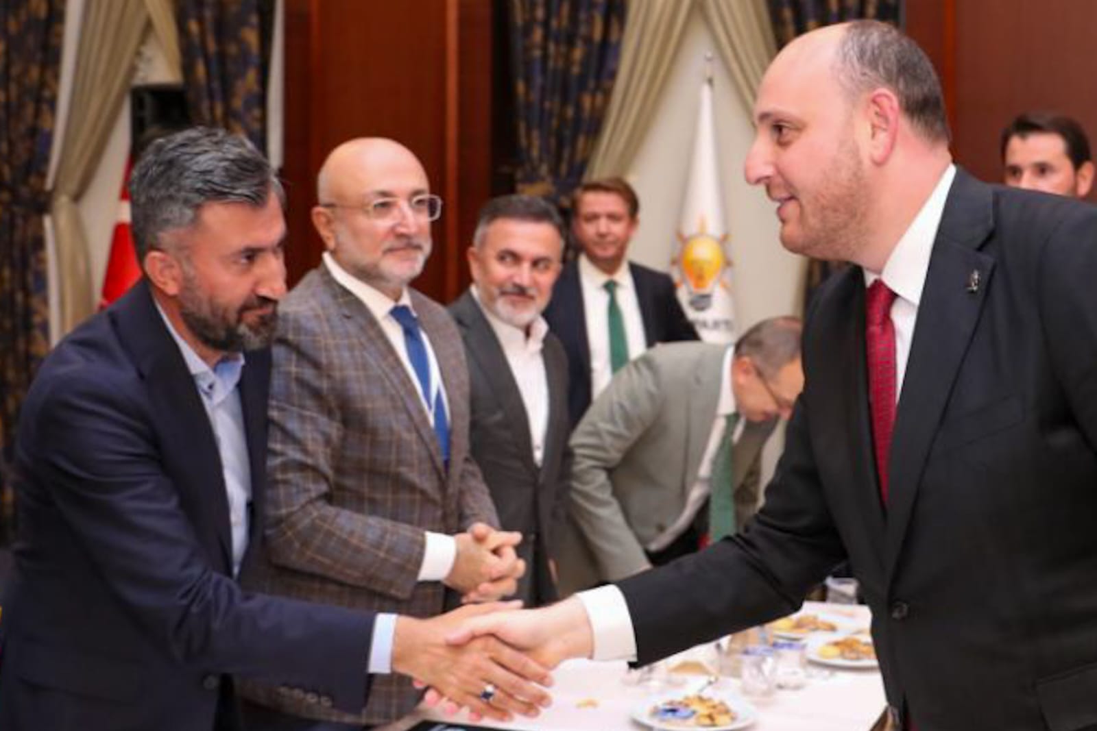 AK PARTİLİ ŞAHİN, DARALTILMIŞ İL BAŞKANLARI TOPLANTISI’NA KATILDI