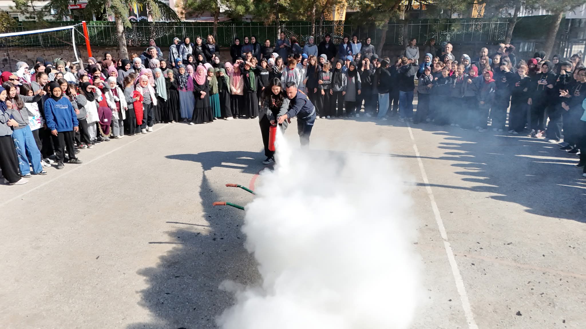 Sandıklı Belediyesi İtfaiye Ekiplerinden Öğrencilere Yangın Tatbikatı